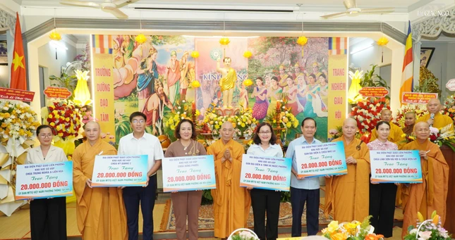 Ban Tổ chức trao ủng hộ Quỹ "Vì người nghèo", Quỹ "Vì biển đảo quê hương" đến Mặt trận 6 phường