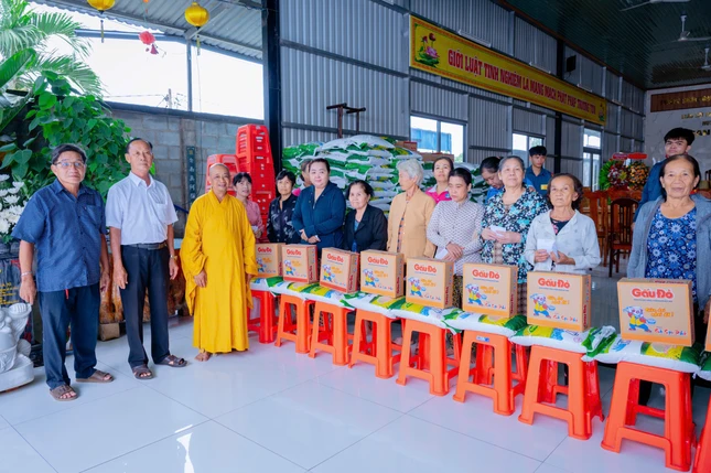 Thượng tọa Thích An Thường cùng đại diện chính quyền xã trao tặng 200 phần quà đến người dân trên địa bàn kính mừng Đại lễ Phật đản Phật lịch 2570