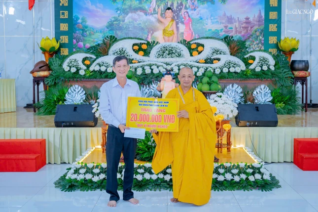 Ban Tổ chức trao ủng hộ Quỹ Vì người nghèo đến Mặt trận xã Củ Chi