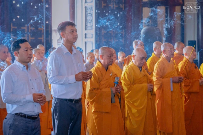 Dâng hương tưởng niệm tại Đền Bến Dược