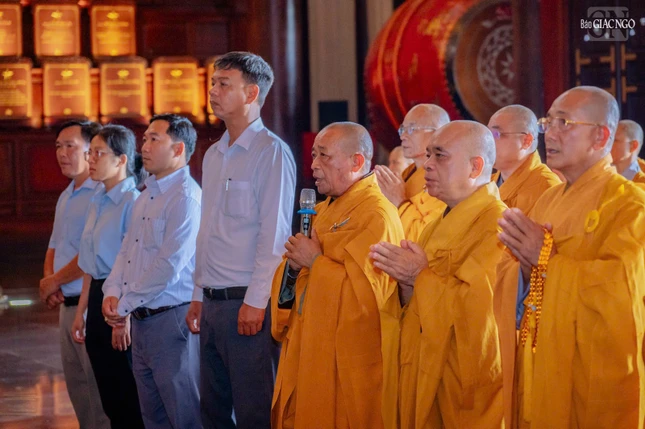 Thượng tọa Thích An Thường cùng chư tôn đức tưởng niệm