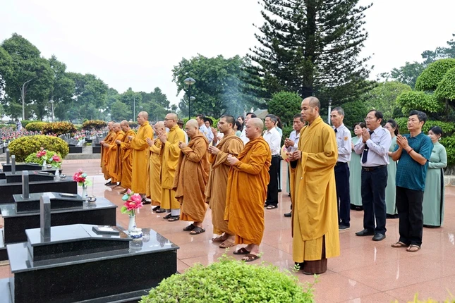 Ban Trị sự GHPGVN tỉnh Đắk Lắk dâng hương tưởng niệm các anh hùng liệt sĩ tại Nghĩa trang Liệt sĩ tỉnh