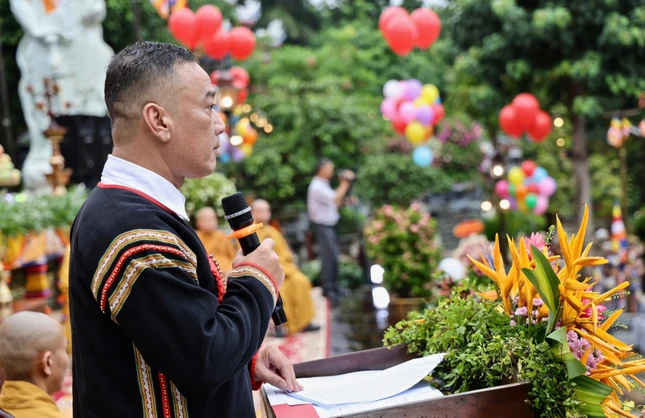 Ông Y Giang Gry Niê Knơng phát biểu chúc mừng Phật đản