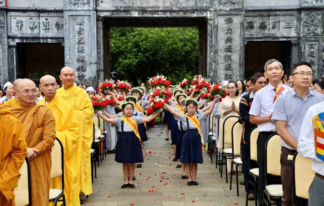 Các em đoàn sinh dâng hoa kính mừng Phật đản