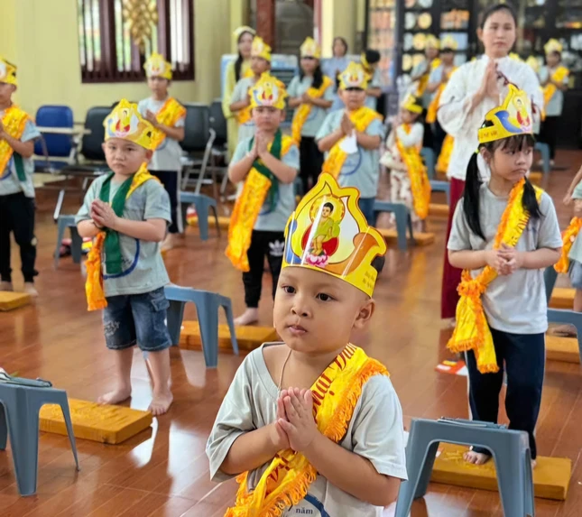 Em về chùa dự lễ Phật đản