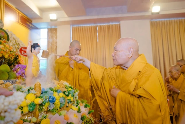 Trưởng lão Hòa thượng Thích Thiện Nhơn thực hiện nghi thức Tắm Phật