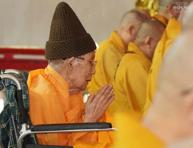 Trưởng lão Hòa thượng Thích Đức Nghiệp chứng minh khóa lễ tại chánh điện