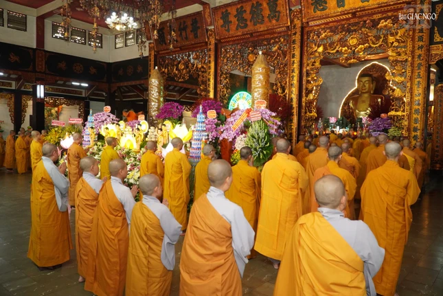 Khóa lễ tác pháp thọ an cư tại chánh điện tổ đình Vĩnh Nghiêm