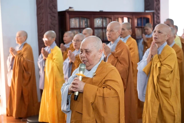 Ni trưởng Thích nữ Chúc Tâm chủ trì khóa lễ Ni trưởng Thích nữ Chúc Tâm chủ trì khóa lễ