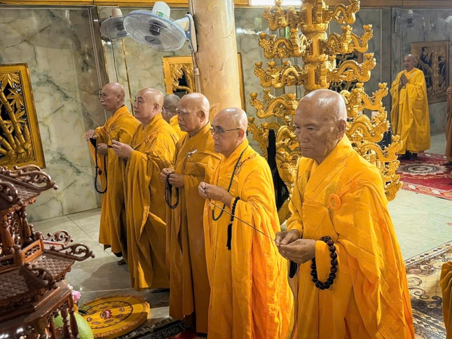 Niêm hương bạch Phật