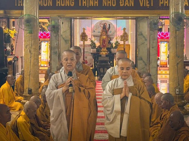 Chư Ni cầu giáo giới đại Tăng