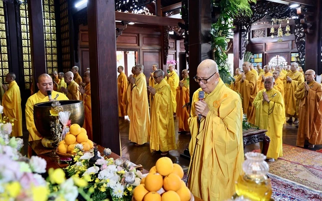 Hòa thượng Thích Châu Quang niêm hương Hòa thượng Thích Châu Quang niêm hương