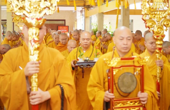 Cung thỉnh chư tôn đức quang lâm chứng minh lễ tác pháp an cư
