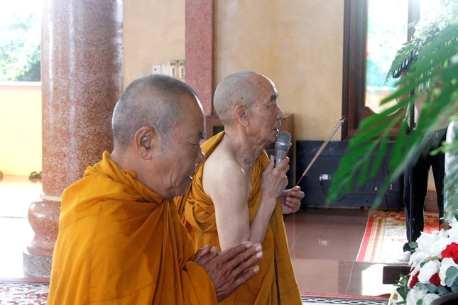 Niêm hương bạch Phật Niêm hương bạch Phật