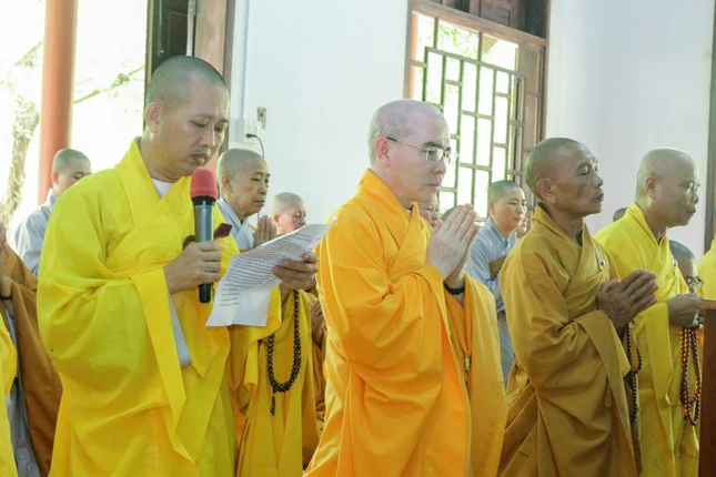 Đại đức Thích Nguyên Quả dâng lời tác bạch
