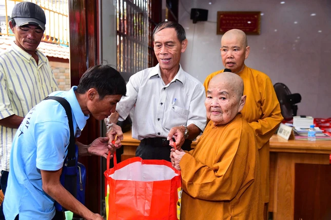 Tịnh xá thường xuyên tổ chức các chương trình thiện nguyện, tặng quà đến người khó khăn