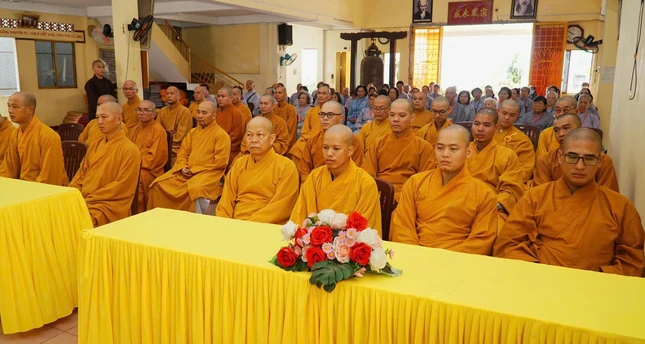 Chư tôn đức và Phật tử - Ảnh: P.Đ