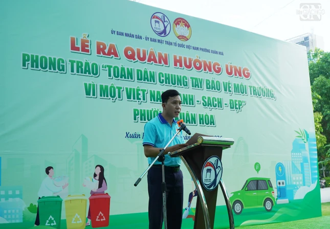 Ông Trần Nguyên Phong, Ủy viên Ban Thường vụ Đảng ủy, Chủ tịch Ủy ban MTTQVN P.Xuân Hòa công bố 5 nhóm mục tiêu và cam kết hành động cụ thể của P.Xuân Hòa trong phong trào thi đua