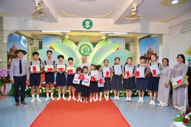Trao quà đến đoàn sinh tinh tấn Trao quà đến đoàn sinh tinh tấn