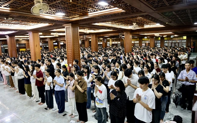 Các em học sinh và phụ huynh tham dự khóa lễ cầu nguyện tại chùa Sắc tứ Khải Đoan