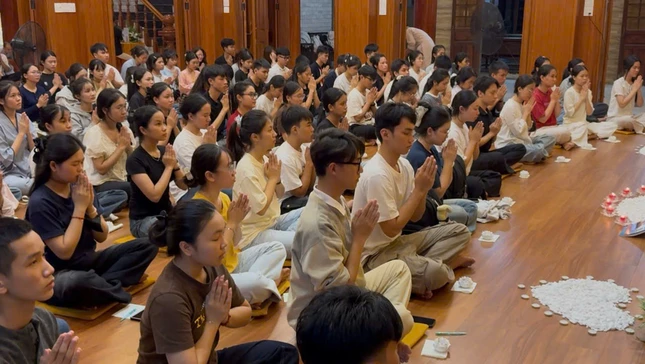 Các em học sinh trong khóa lễ tại chùa Ân Quang