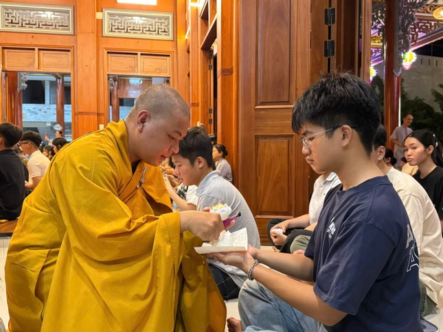 Thắp hoa đăng