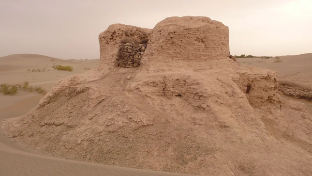 Di tích tháp Rawak nằm ngoài thành phố Hotan (Khotan), niên đại từ cuối thế kỷ III-V CN Di tích tháp Rawak nằm ngoài thành phố Hotan (Khotan), niên đại từ cuối thế kỷ III-V CN