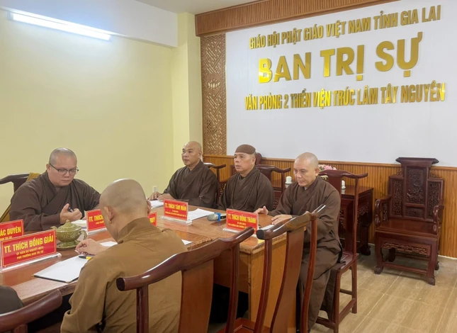 Thượng tọa Thích Tâm Mãn cùng chư tôn đức Ban Thường trực Ban Trị sự GHPGVN tỉnh Gia Lai Thượng tọa Thích Tâm Mãn cùng chư tôn đức Ban Thường trực Ban Trị sự GHPGVN tỉnh Gia Lai