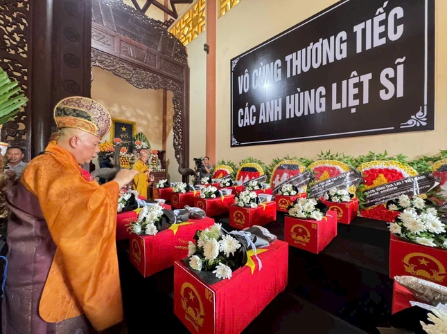 Thượng tọa Thích Tâm Mãn cử hành nghi thức sái tịnh Thượng tọa Thích Tâm Mãn cử hành nghi thức sái tịnh