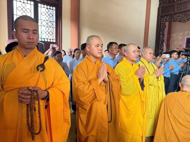Chư Tăng, Phật tử và nhân dân Đức Cơ tham dự lễ cầu siêu Chư Tăng, Phật tử và nhân dân Đức Cơ tham dự lễ cầu siêu
