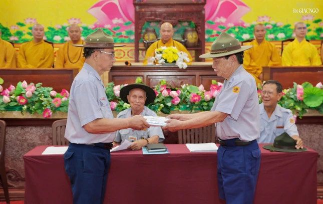 Huynh trưởng Thị Bá - Huỳnh Văn Tùng, Giám sát tại Hội đồng thi Phân ban Gia đình Phật tử TP.HCM trao đề thi còn niêm phong đến huynh trưởng Thị Cư - Nguyễn Thanh Minh Huynh trưởng Thị Bá - Huỳnh Văn Tùng, Giám sát tại Hội đồng thi Phân ban Gia đình Phật tử TP.HCM trao đề thi còn niêm phong đến huynh trưởng Thị Cư - Nguyễn Thanh Minh
