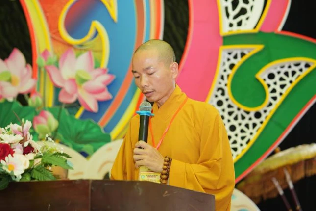 Đại đức Thích Nhuận Đức đọc nội quy khóa tu