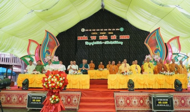 Chư tôn đức và đại diện chính quyền tham dự