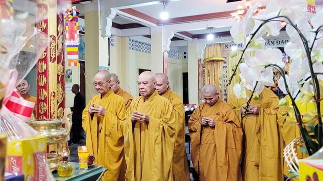 Trưởng lão Hòa thượng Thích Huệ Văn, Thành viên Hội đồng Chứng minh, Chứng minh Ban Trị sự GHPGVN TP.HCM; Hòa thượng Thích Nhựt Hỷ, Chứng minh Ban Trị sự GHPGVN TP.HCM, cùng chư tôn đức Ban Trị sự GHPGVN TP.HCM thành kính dâng hương tưởng niệm ngày 18-6