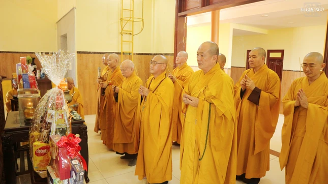 Hòa thượng Thích Thiện Minh, nguyên Ủy viên Ban Trị sự Phật giáo TP.HCM, viện chủ chùa Linh Sơn; Thượng tọa Thích Minh Thanh, Ủy viên Ban Trị sự GHPGVN TP.HCM, trụ trì chùa Giác Nguyên; cùng chư tôn đức trụ trì các tự viện trong địa bàn TP.HCM thành kính dâng hương tưởng niệm tại chùa Phật Bửu (xã Xuân Thới Sơn, TP.HCM)