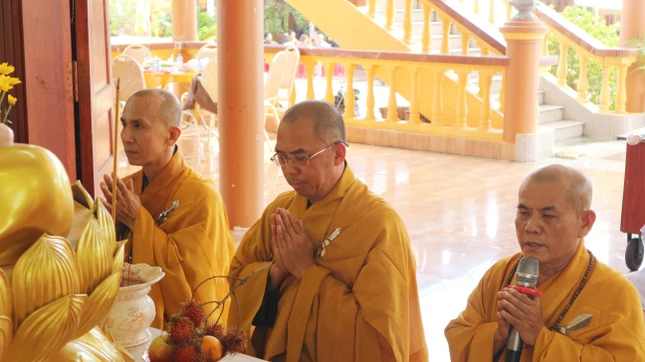 Đại diện môn đồ pháp quyến dâng lời tác bạch
