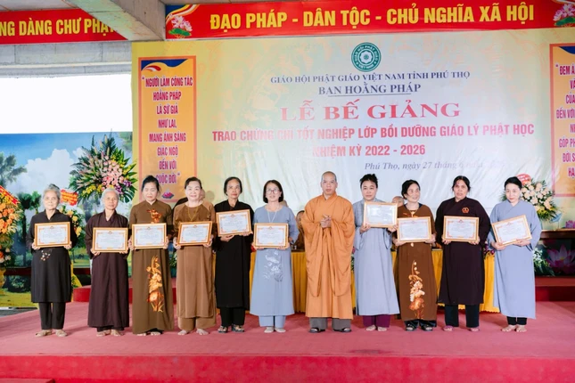 Trao Chứng chỉ tốt nghiệp đến Phật tử