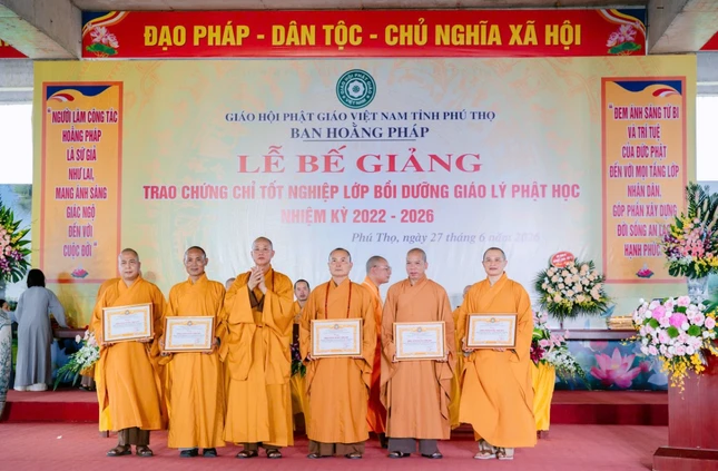 Thượng tọa Thích Minh Nghiêm trao Bằng tuyên dương công đức đến Ban Hoằng pháp tỉnh Phú Thọ