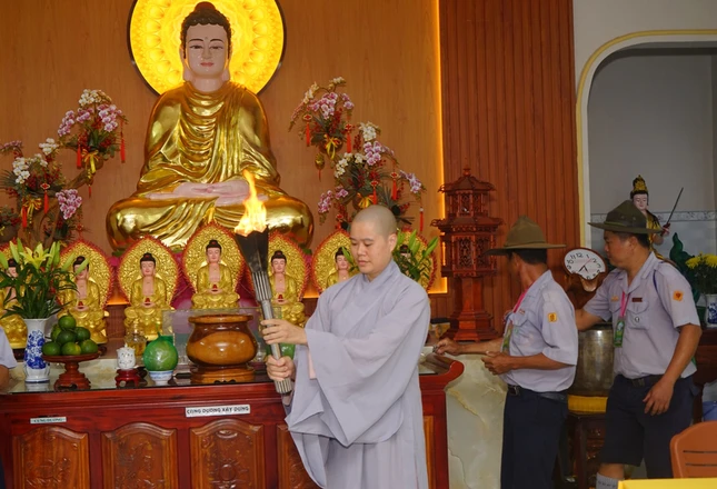 Ánh sáng ngọn đuốc trí tuệ được được Sư cô trụ trì chùa Phước Quang trao cho huynh trưởng cấp Tấn Như Long - Nguyễn Đức Vinh