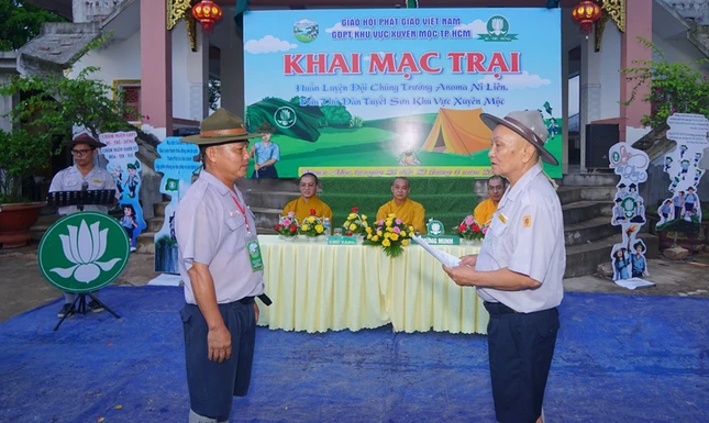 Trao quyết định đến huynh trưởng cấp Tấn Trung Cường - Nguyễn Đức Phú, Trưởng ban Tổ chức kiêm Trại trưởng Liên trại