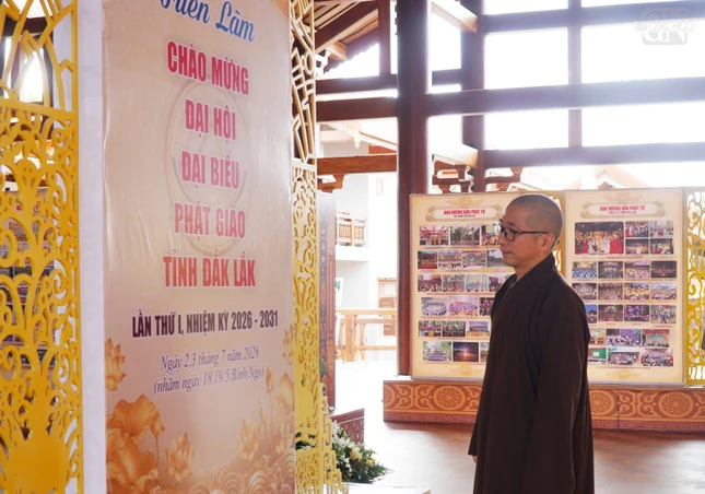 Đại đức Thích Nguyên Huấn, Trưởng ban Thông tin - Truyền thông Phật giáo tỉnh, Trưởng Tiểu ban triển lãm đại hội kiểm tra những khâu cuối cùng trong công tác