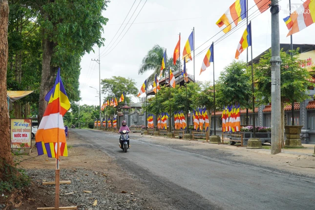 Cờ treo bên ngoài khuôn viên chùa Khải Đoan (Cơ sở 2), phường Tân Lập, tỉnh Đắk Lắk