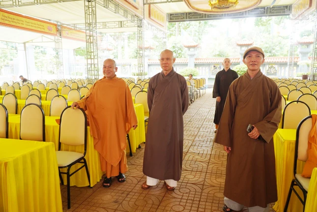 Thượng tọa Thích Nguyên Minh, Trưởng ban Trị sự GHPGVN tỉnh Đắk Lắk cùng chư tôn đức Ban Trị sự GHPGVN tỉnh kiểm tra công tác thiết trí tại nơi diễn ra đại hội