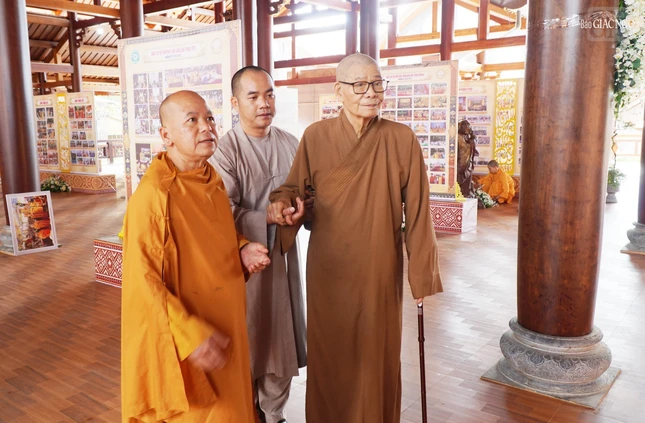 Hòa thượng Thích Châu Quang, Ủy viên Hội đồng Trị sự, Chứng minh Ban Trị sự GHPGVN tỉnh Đắk Lắk kiểm tra khâu tổ chức nơi diễn ra Đại hội đại biểu Phật giáo tỉnh trong hai ngày 2, 3-7-2026