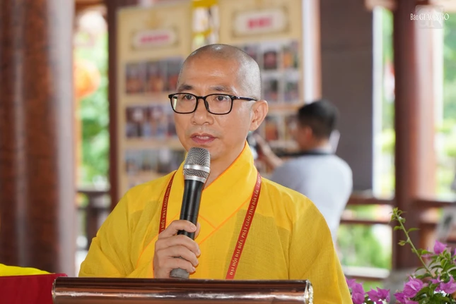 Đại đức Thích Nguyên Huấn phát biểu khai mạc triển lãm