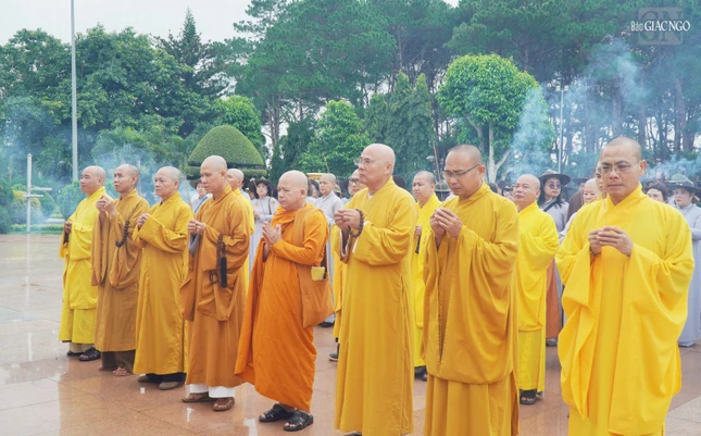 Chư tôn đức dâng hương tưởng niệm