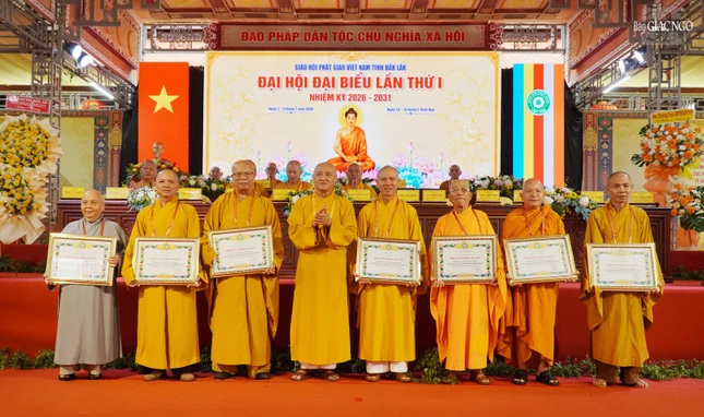 Hòa thượng Thích Huệ Thông trao Bằng tuyên dương công đức của Trung ương Giáo hội