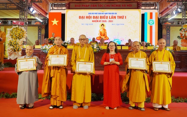 Chư tôn giáo phẩm nhận Bằng khen của UBND tỉnh Đắk Lắk