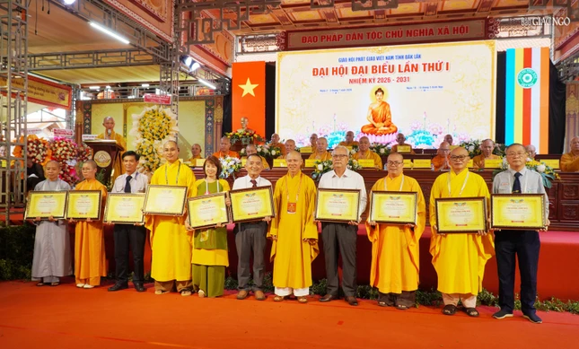 Ban Trị sự GHPGVN tỉnh Đắk Lắk trao tán dương công đức đến các cá nhân và tập thể Tăng Ni