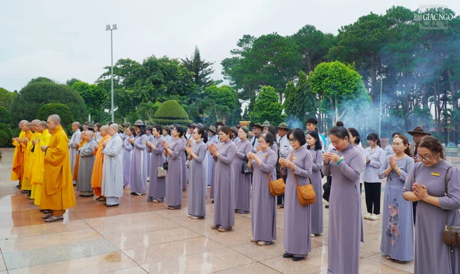 Phật tử tham dự dâng hương tưởng niệm